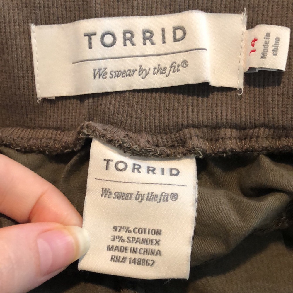 Torrid Greenish Brown Cuffed Cargo Shorts Size 14 - Picture 3 of 4